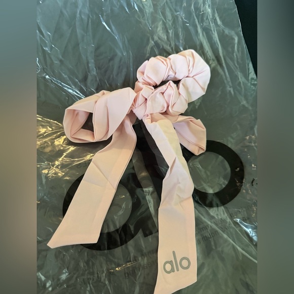 ALO Yoga Pink Hair Scrunchie - Picture 1 of 2